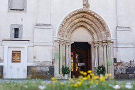 Květinovými ornamenty zdobený ústupkový portál kostela (2021)
