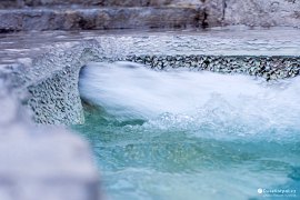 Intervalově tryskající geotermální voda z hlubin země přímo do bazénků (2020)