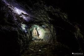 Poustevník Beňadik, který tu před tisíci lety žil, v nejzazším místě klášterních podzemních chodeb (2022)