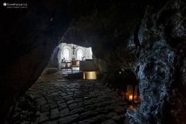 Klášterní kaple na Velké Skalce plynule navazuje na jeskynní prostory (2022)