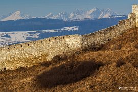 Pohled ze Spišského hradu na Vysoké Tatry přes horskou obec Uloža v Levočských vrších (2019)