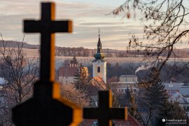 Římskokatolický kostel pohledem z kalvárie (2023)