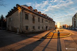 Bývalý Obecní dům (Obecný dom) z 18. století, druhá nejstarší dochovaná stavba ve Staré Turé. V minulosti objekt sloužil i jako kasárny či vojenská nemocnice (2023)