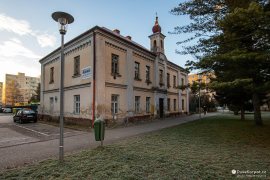 Bývalá katolická škola z roku 1861 stojící u římskokatolického kostela, škola fungovala do roku 1994; nyní (v roce 2024) chátrá (2023)