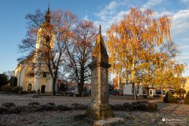 Pranýř před kostelem (2023)