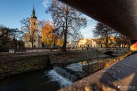 Říční kanál říčky Tŕstie před kostelem Nanebevzetí Panny Marie (2023)