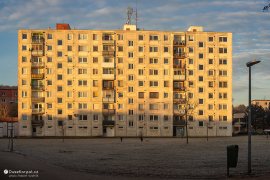 Neobvyklá výrazná dominanta centra, starý, nerevitalizovaný panelák (2023)