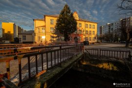 ZUŠ Stará Turá ve zlatavém navícení ranním sluncem, bývalá Masarykova státní měšťanská škola z roku 1922 (2023)