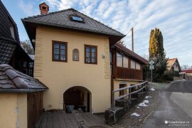 Poutavý lidový dům (2023)