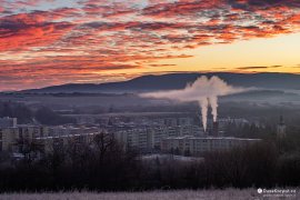 V pozadí hřbet hory Salášky, kterým končí Malé Karpaty, přibližně uprostřed je patrná věžovitá stavba (2023)
