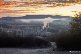 Vymrzlá ranní dolina se Starou Turou, vlevo v pozadí vykukuje Inovec (2023)