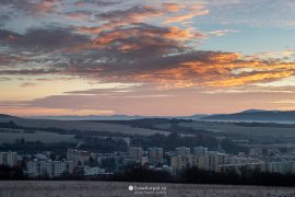 V pozadí úschvatné panorama Strážovských vrchů, vlevo za nimi mírně vykukuje dokonce Veľký Kriváň na Malé Fatře; vpravo je dominantní Inovec na Považském Inovci (2023)