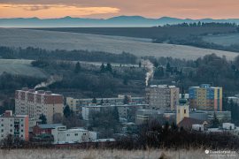 V pozadí detail Strážovských vrchů, zleva s vrcholy Hoľazne, Strážov, Baské, Ostrý vrch a Čiernachov (2023)