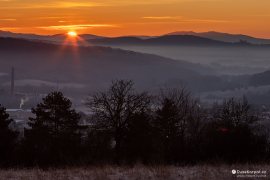 Svítání nad Malými Karpaty a Považským Inovcem v pozadí, pohled z Drahého vrchu nad Starou Turou (2023)