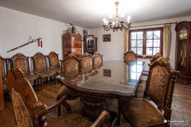 Místnost připomínající dávný mlýn s původním nábytkem a kamny (2023)