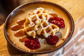 Pýcha zdejší snídaně – vafle s ovocem (2023)