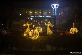 Adventní věnec před domem kultury Javorina, ten stojí od roku 1962, kdy byl otevřen jako Dom odborov (2023)