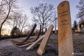 Památník holokaustu od umělce Filipa Šicka na židovském hřbitově (2023)