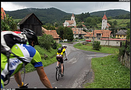 Štiavnické vrchy jsou velmi vhodné pro cyklisty, zde vjíždějí do malé horské vesničky Dekýš