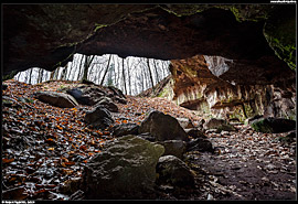 Umělá jeskyně (jaskyňa) na ryolit nad osadou Kysihýbeľ