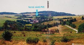 Ďubákovo - vizualizace hráze nové přehrady uvedená na naučné stezce Ipeľ od Slovenských elektráren (2015)