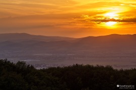 Západ slunce nad Bílými Karpaty, vlevo Velká Javořina s vysílačem a Jelenec s další věží (2022)