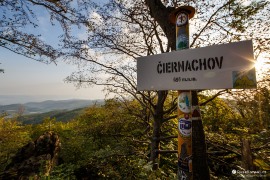 Svítání na vrcholové skalce na kopci Čiernachov v jihozápadní části Strážovek (2022)