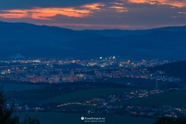 Noční pohled na jižní část Trenčína (2022)