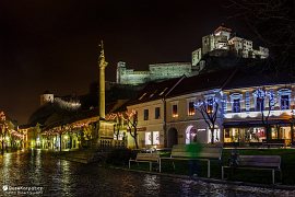Mierové námestie a Trenčínský hrad v noci (2015)