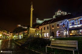 Mierové námestie a Trenčínský hrad v noci (2015)