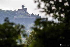 Majestátný Trenčínský hrad pohledem z poutního místa Skalka (2022)