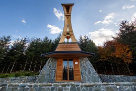 Štíhlá trnovská zvonice kloubí tradiční materiály a moderní design (2019)