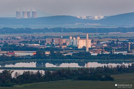 Pohled přes Levické rybníky na jadernou elektrárnu Mochovce, za chladícími věžemi vyčnívá kuželovitý vrchol Žibrica v Tribeči (2020)