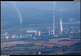 Nováky - uhelná elektrárna dobře viditelná přímo z hřebene Vtáčníku