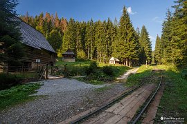 Průjezd Kysucké lesní železnice osadou U Hruškuliaka, součást skanzenu ve Vychylovce (2016)