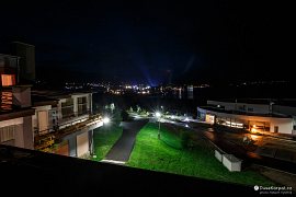 Noční výhled z hotelu Merkur na poloostrově Medvědí hora (2017)