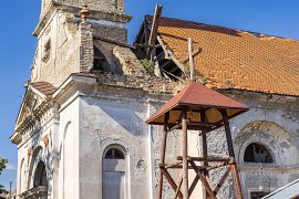 Rozpadající se kostel (2025)