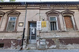 Daňová správa v Petrovci dle stavu budovy ve výběru daní není příliš úspěšná (2025)