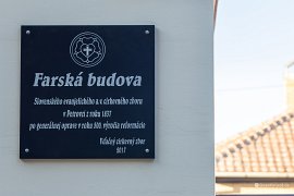 Pamětní cedule k rekonstrukci fary (2025)