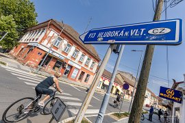 Blízkost k Česku je tu znát i podle směrových tabulí (2025)