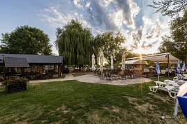 Restaurace Cafe Ostrvo u Vračevgajského jezera (2025)
