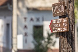 Turistické směrovky do Češka Sela (zjevně vyrobené bez metodiky KČT) (2025)
