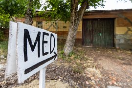 Někteří obyvatelé se živí včelařstvím a prodejem medu (2025)