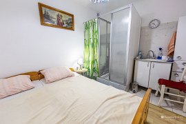 Pokoj, kde na pár metrech najdete i koupelnu a kuchyňku (2025)