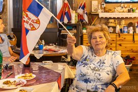 Paní Jasmina se srbskou vlajkou (2025)