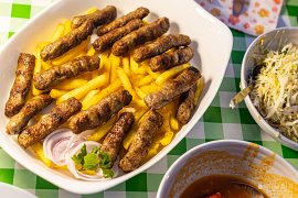 Grilované mici (malé šťavnaté masové válečky) (2025)