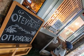 Vstup do restaurace (2025)
