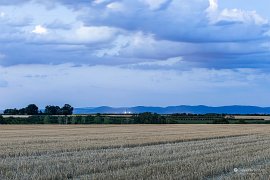 Pohled na rumunské Aninské hory, v levé části malebně zaoblený "hrbolek" Tilva Mare nad Oravicou, vlevo od něj vykukuje osvětlený vysílač Semenic - Piatra Gozna (1447 m) (2025)