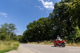 Partyzánská cesta a obvyklý motorkář (2025)