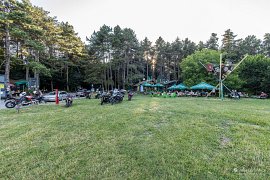 Motorkářské bufety v sedle Iriški Venac (2025)
